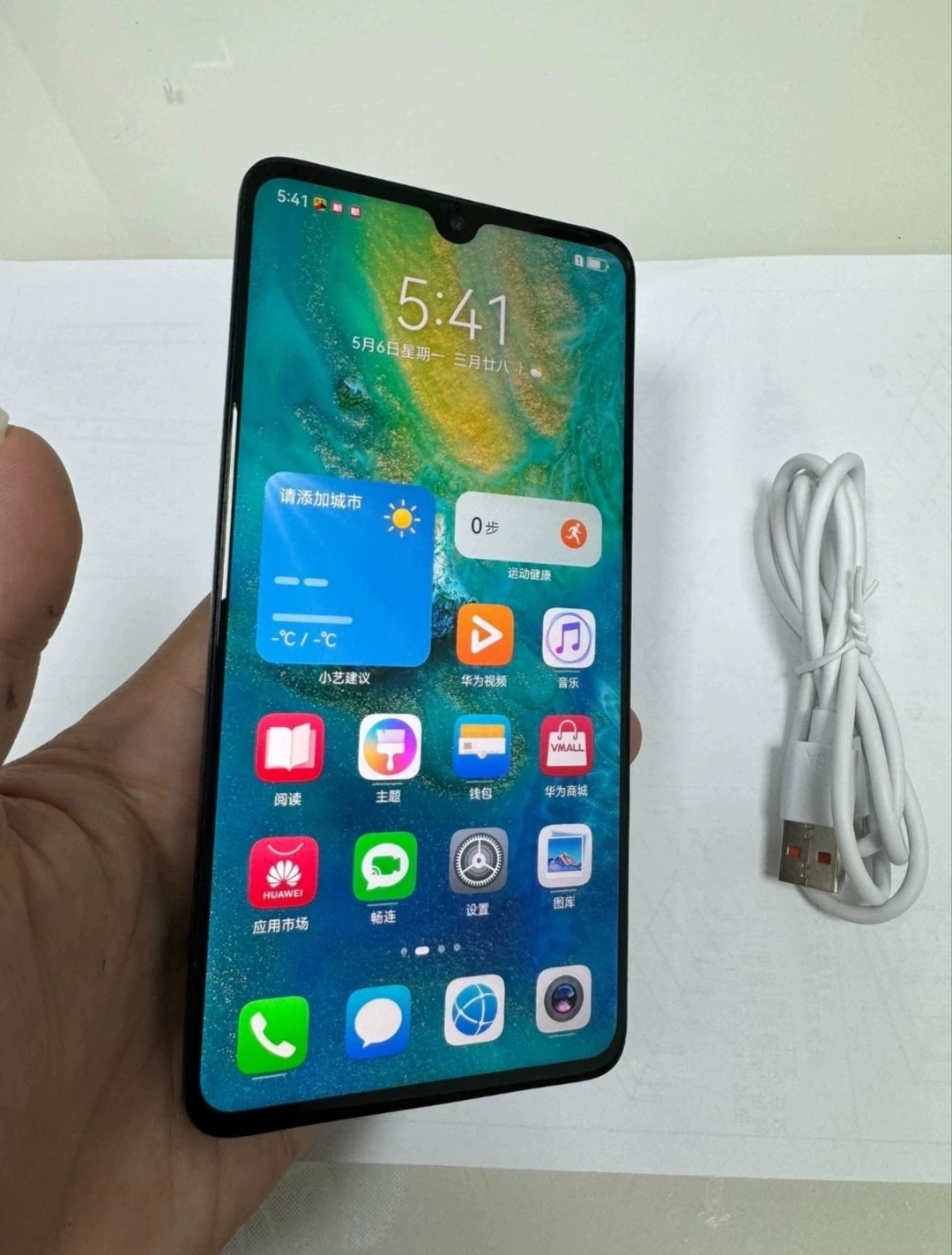 #华为华为mate20 95新6+128g 全原装一直贴膜，刚刚拍照才撕了贴膜 所有功能完好，电池杠杠滴。仅正常使用痕迹。980配合鸿蒙系统相当能打，行云流水。